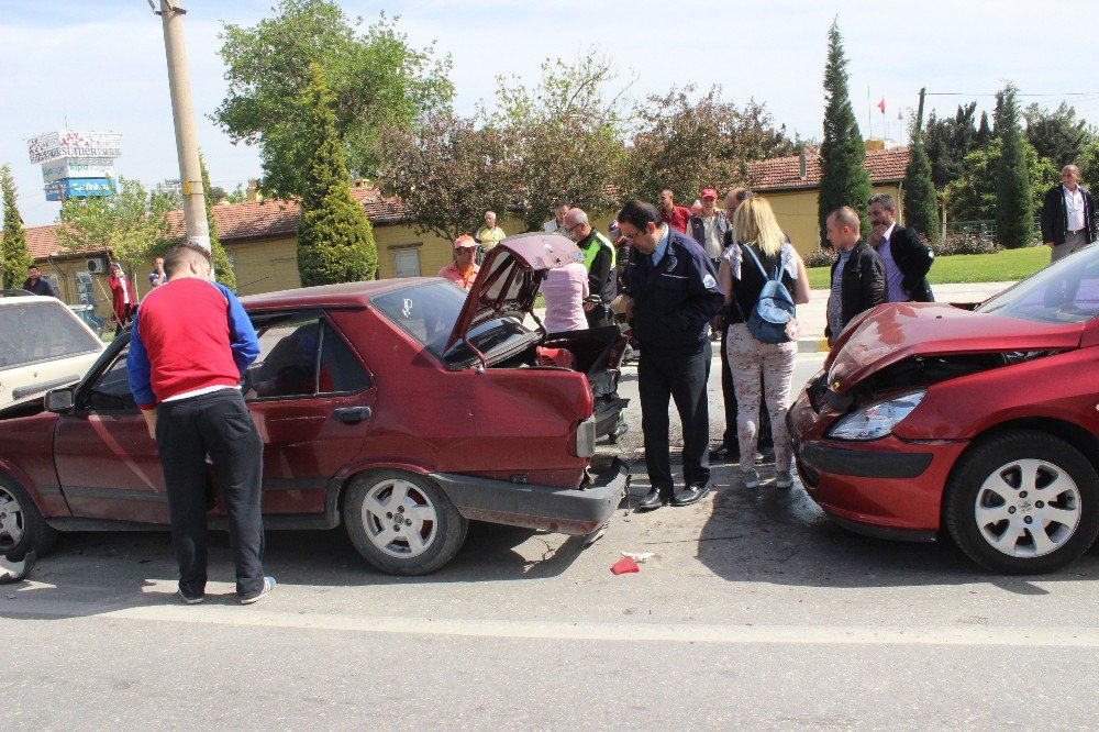 Denizli’de Zincirleme Kaza: 2’si Çocuk 3 Yaralı