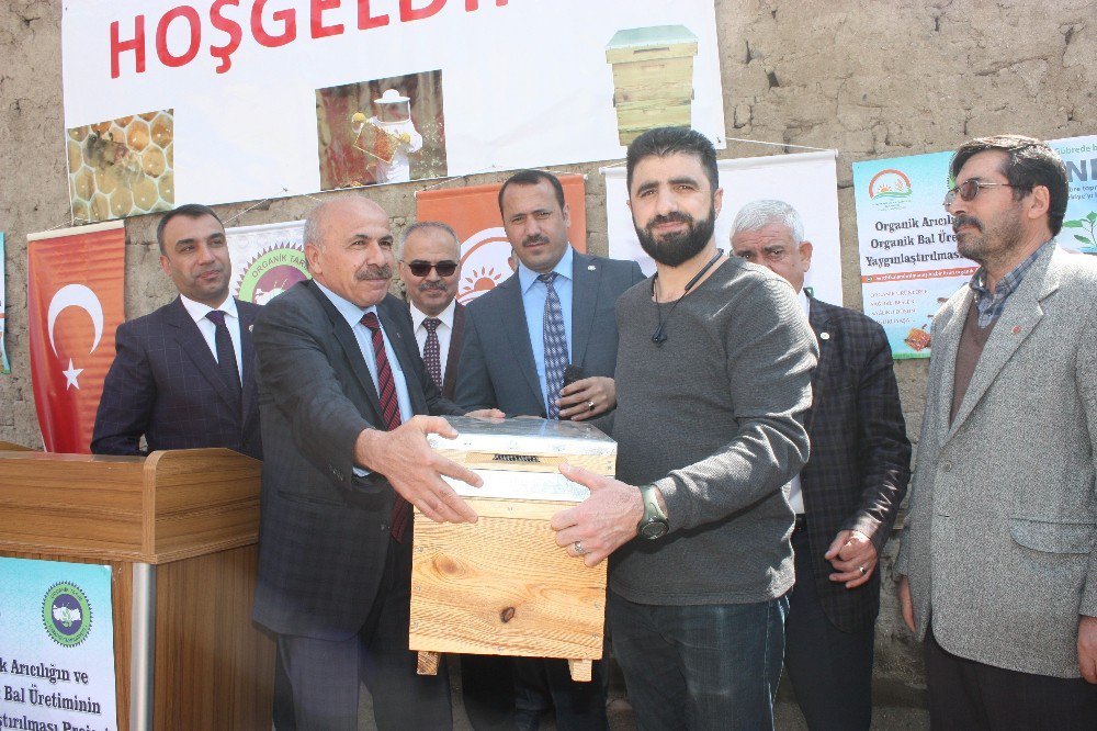 Elazığ’da Arıcılara Organik Kovan Dağıtıldı