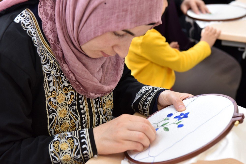 Büyükşehir’den İşitme Engelli Hanımlara El Sanatları Kursu