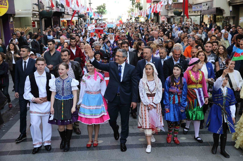 Dünya Çocukları Karşıyaka’da Buluştu