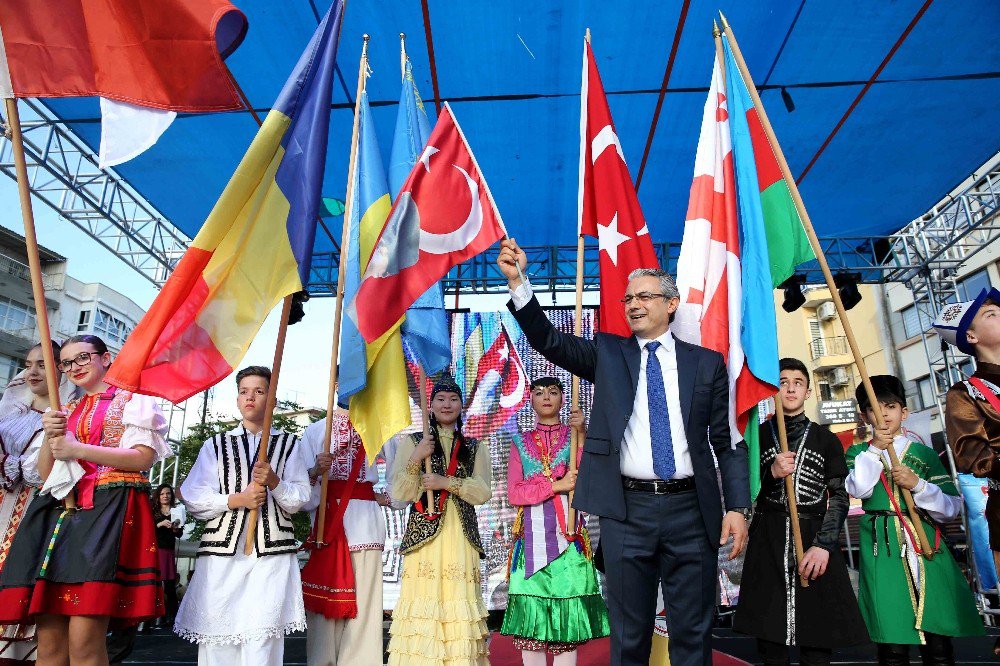 Dünya Çocukları Karşıyaka’da Buluştu