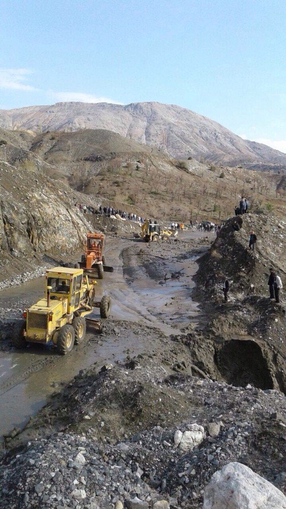 Büyükşehir Yollarda Heyelan Temizliği Yapıyor