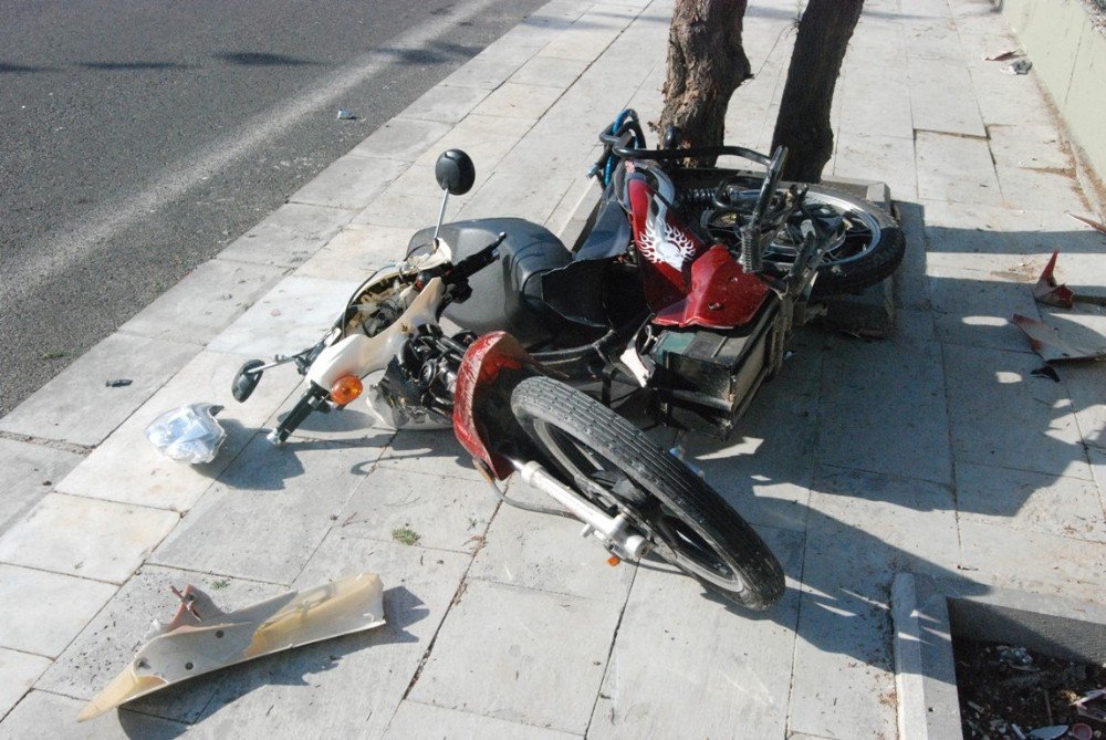 Otomobiline Çarpan Bisikletliyi Kardeşi Zannetti, Dakikalarca Başında Bekledi