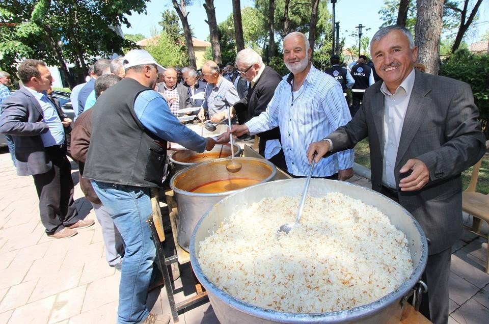 Saruhanlı’da 3 Bin Kişilik Hayır Yemeği