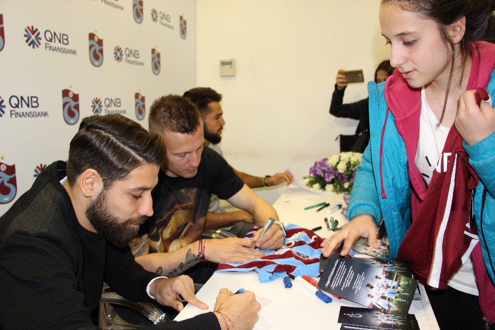 Trabzonspor’lu Futbolcular İmza Gününe Katıldı