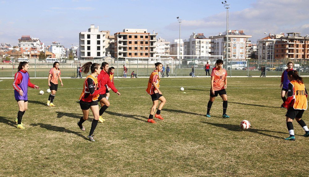 Döşemealtı Kadın Futbol Takımı, Beşiktaş İle Karşılaşacak