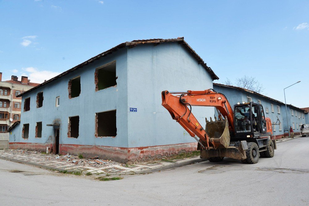 Atıl Durumdaki Belediye Lojmanlarının Yıkım Çalışmaları Başladı