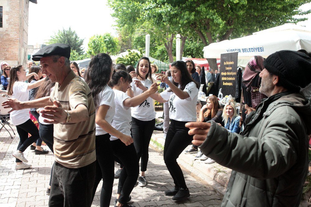 Bandoyla Göbek Atıp El Sanatları Festivali Açtılar