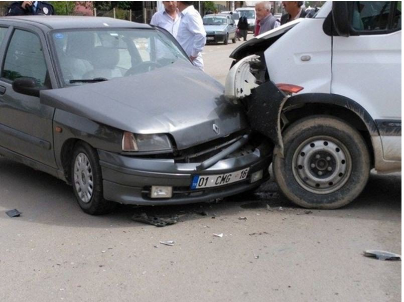 Kozan’da Trafik Kazası: 3 Yaralı