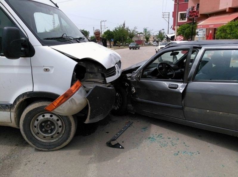 Kozan’da Trafik Kazası: 3 Yaralı