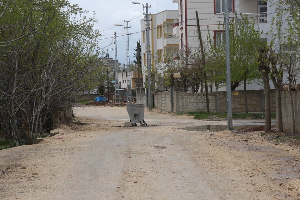 Yolları Bozuk Olan Mahalle Sakinlerinden Asfalt Yol Talebi