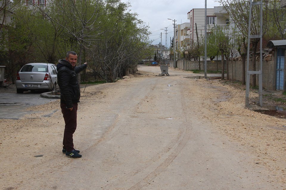 Yolları Bozuk Olan Mahalle Sakinlerinden Asfalt Yol Talebi