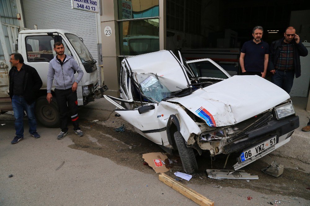 Freni Boşalan Kamyonet Park Halindeki Araçlara Çarptı