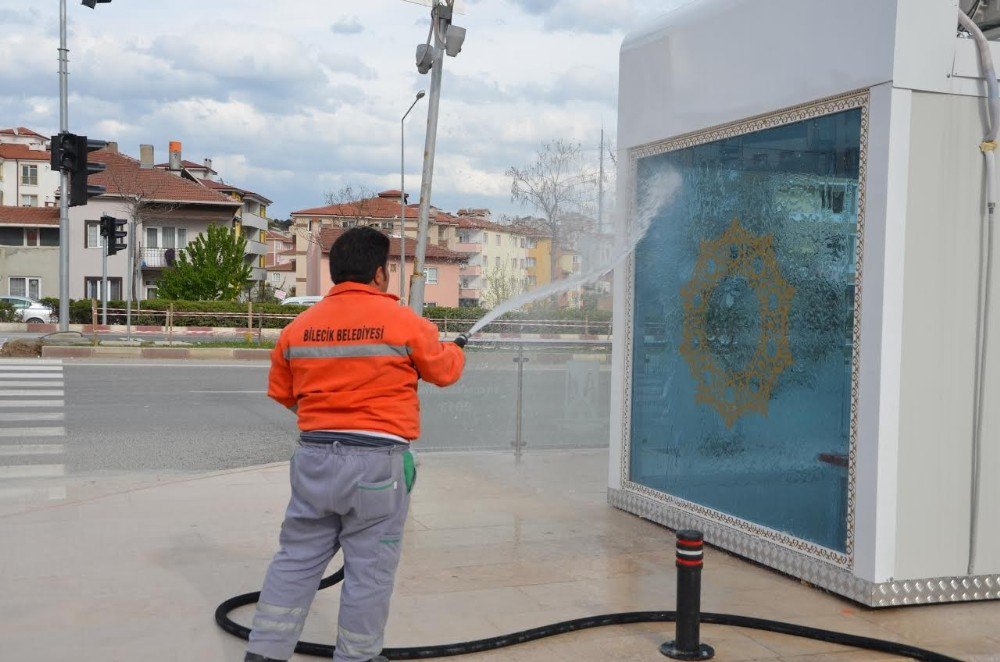 Bilecik Belediyesi Ekipleri Cadde Ve Sokakları Temizlenerek Yıkanıyor