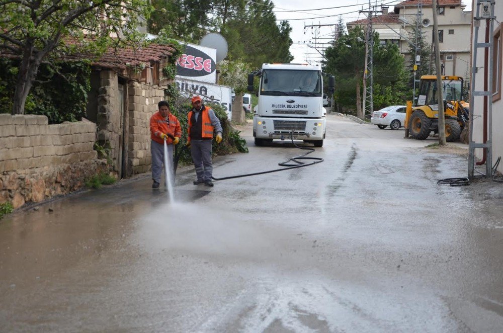 Bilecik Belediyesi Ekipleri Cadde Ve Sokakları Temizlenerek Yıkanıyor