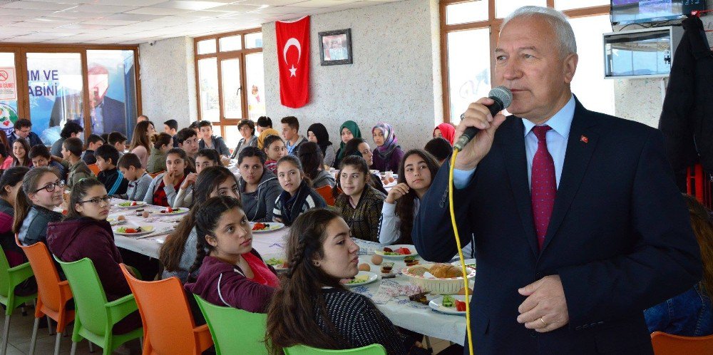 Lapseki’de Öğrenciler Moral Yemeğinde Buluştu