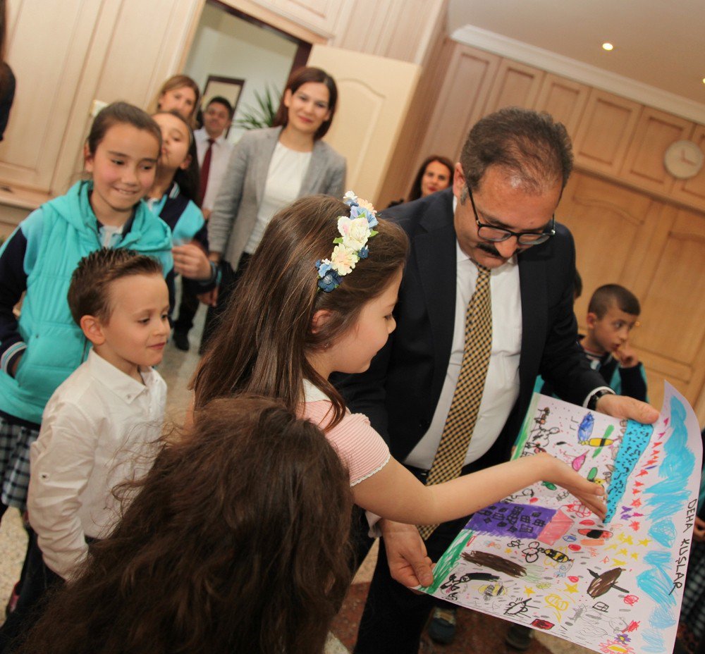 Çocuklar Gaün Rektörü Gür’ün Koltuğunda