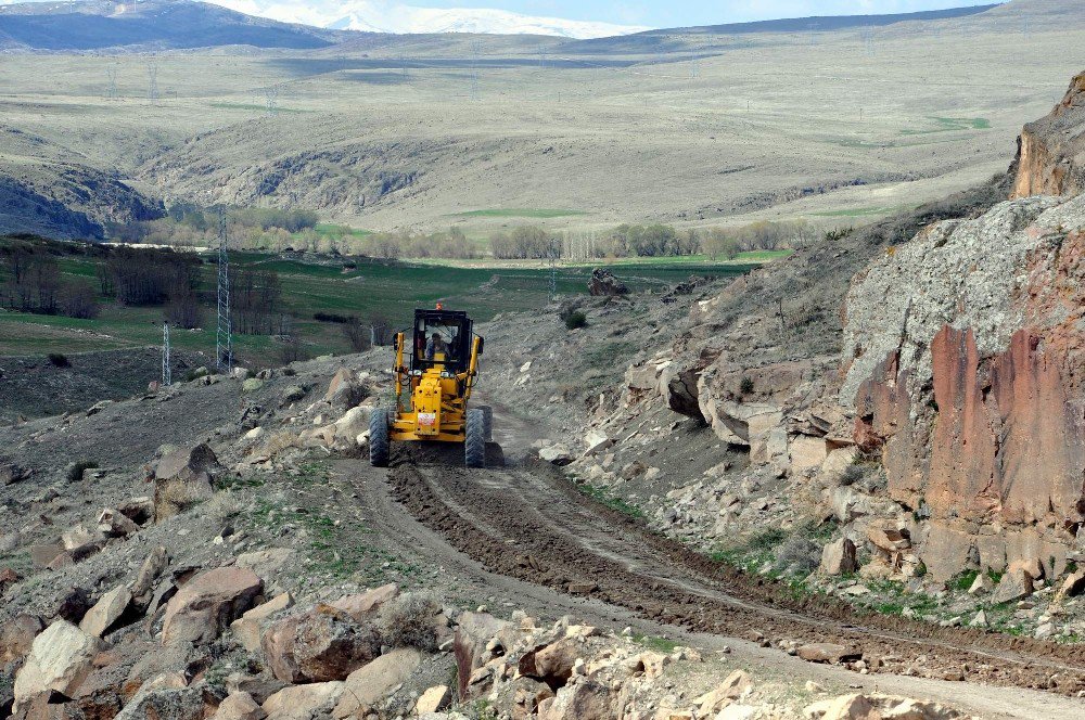 Yol Ve Metruk Ev Temizliği Çalışmaları Tüm Hızıyla Devam Ediyor