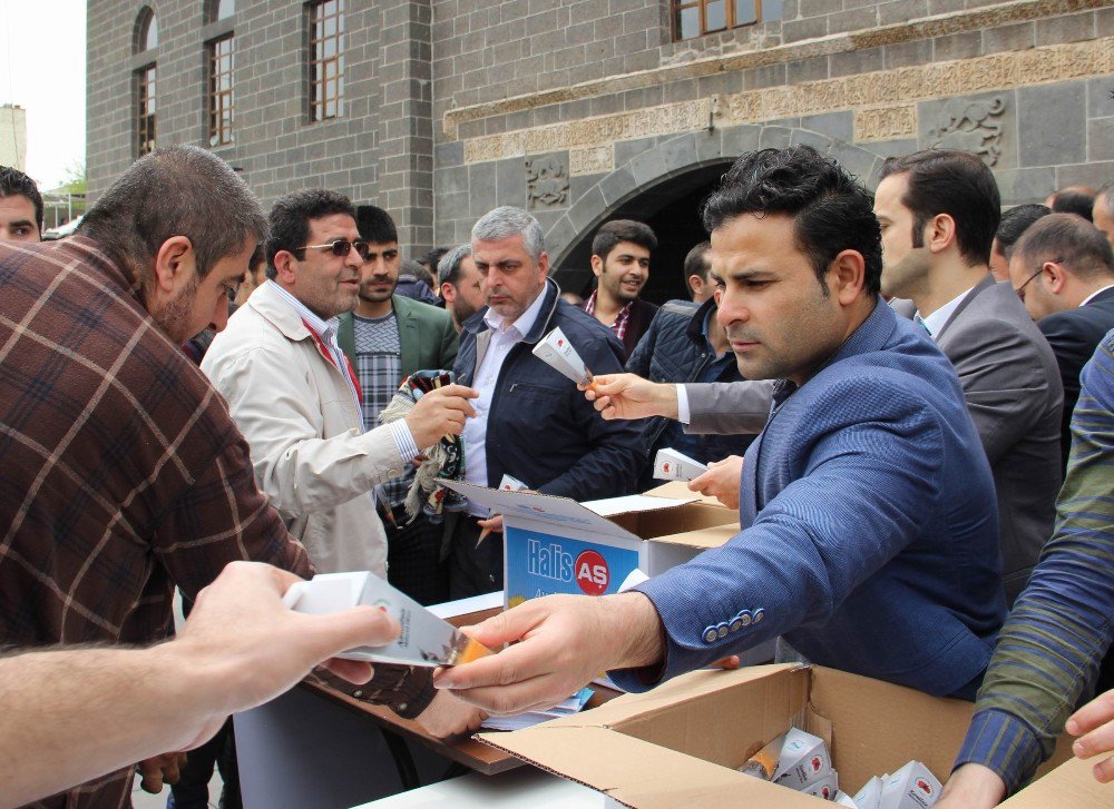 Vatandaşlara Kandil Lokumu Ve Şekeri Dağıtıldı