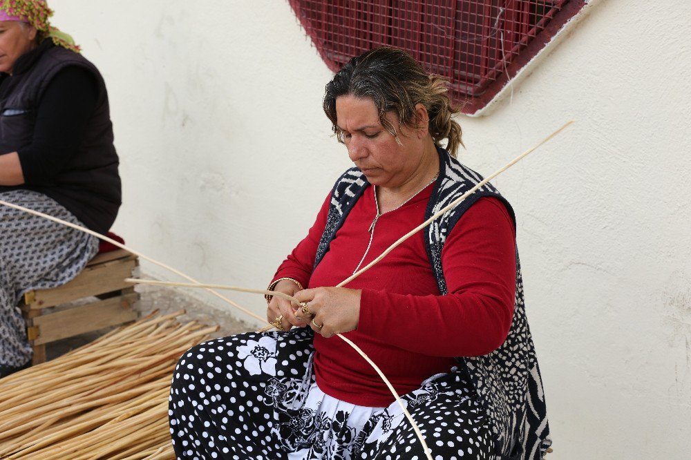 Başkan Özakcan, Ilıcabaşı Mahallesi’nde Mandrel Boncuk Tezgahının Başına Geçti