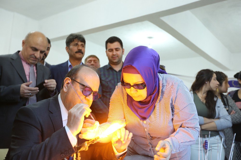 Başkan Özakcan, Ilıcabaşı Mahallesi’nde Mandrel Boncuk Tezgahının Başına Geçti