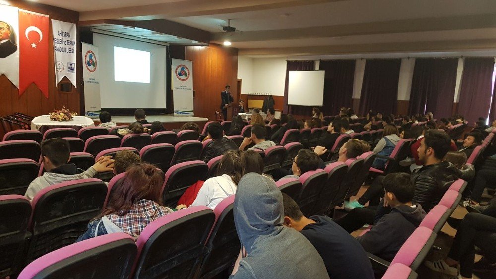 Öğrencileri, ’Tüketicinin Korunması Hakkında Kanun’ İle İlgili Sunum