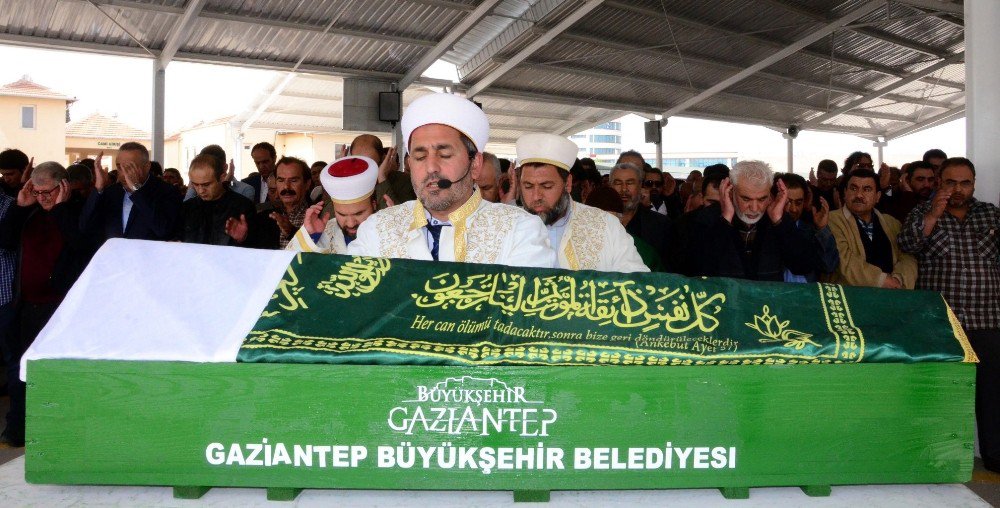 Kazada Ölen Baba, İki Çocuğu Ve Annesi Yan Yana Defnedildi