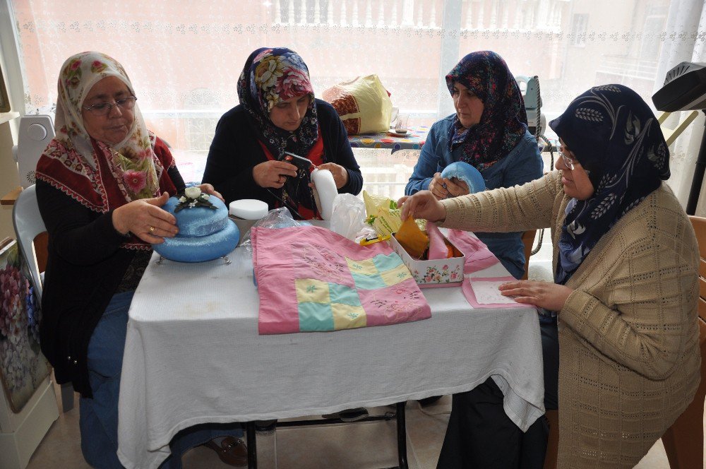 Hem Meslek Öğreniyorlar Hem Para Kazanıyorlar