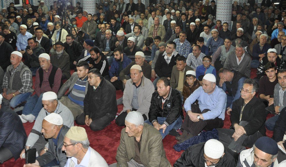 Edremit Alsancak Camii’nde Dünya Hafızlarından Kuran-ı Kerim Ziyafeti