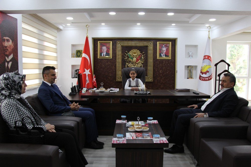 Başkan Tutal, Makam Koltuğunu İlkokul Öğrencine Bıraktı