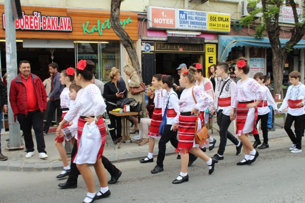 Balıkesir’de Uluslararası Halk Oyunları Festivali