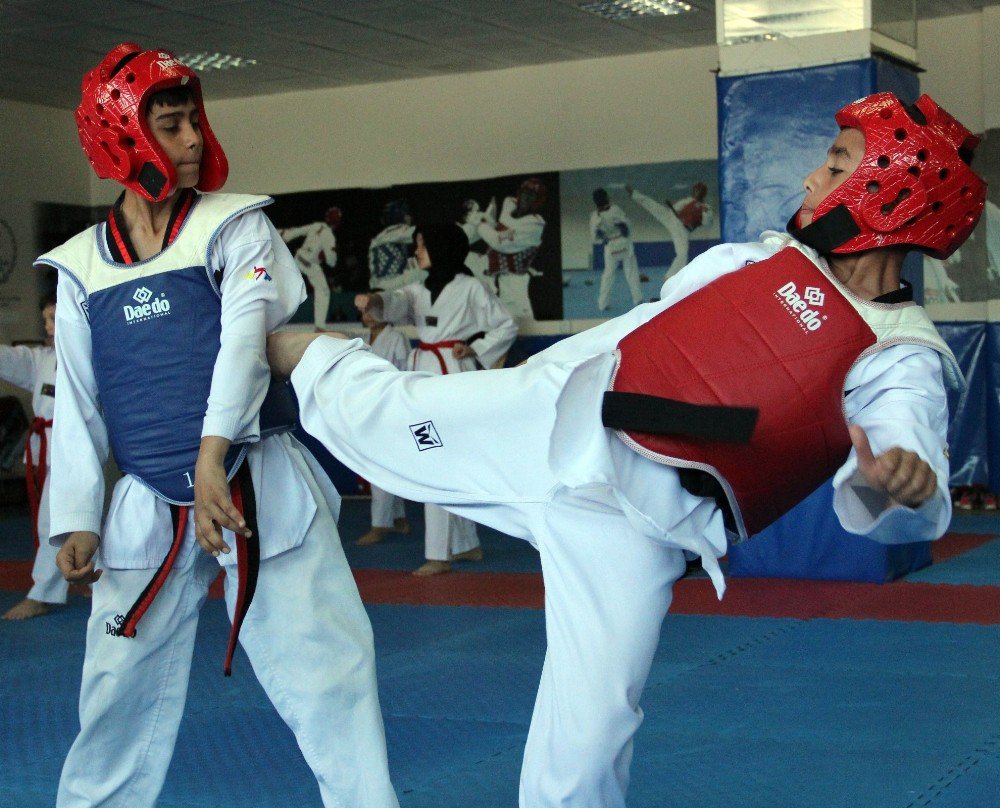 Taekwondo İle Büyüyüp Geleceklerine Yön Veriyorlar