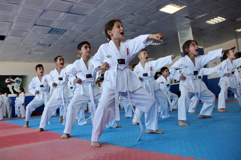 Taekwondo İle Büyüyüp Geleceklerine Yön Veriyorlar