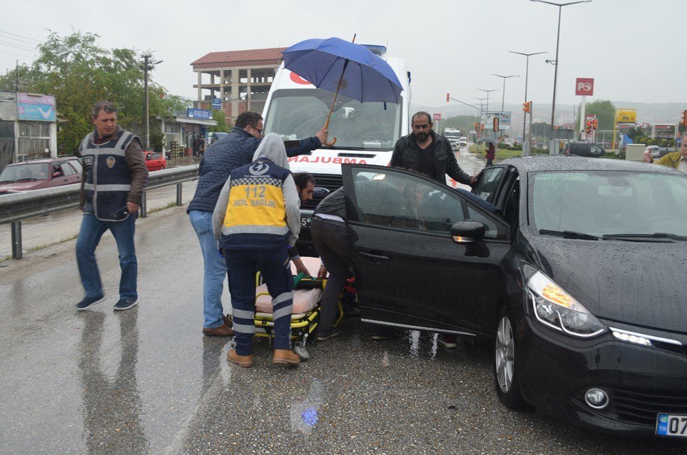 Kırmızı Işıkta Duran Araca Çarptı: 2 Yaralı