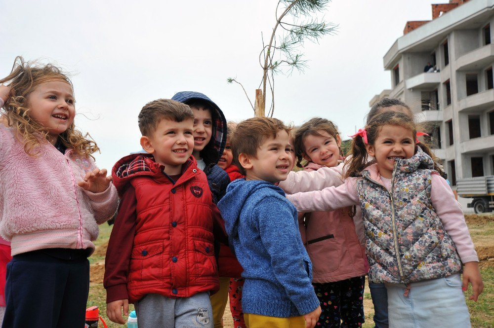 Ünlü Yönetmen Çağan Irmak Seferihisar’da Miniklerle Ağaç Dikti