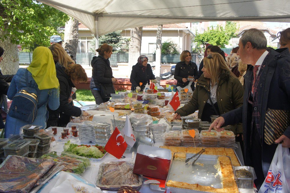 Polis Eşlerinden Yardım Kermesi