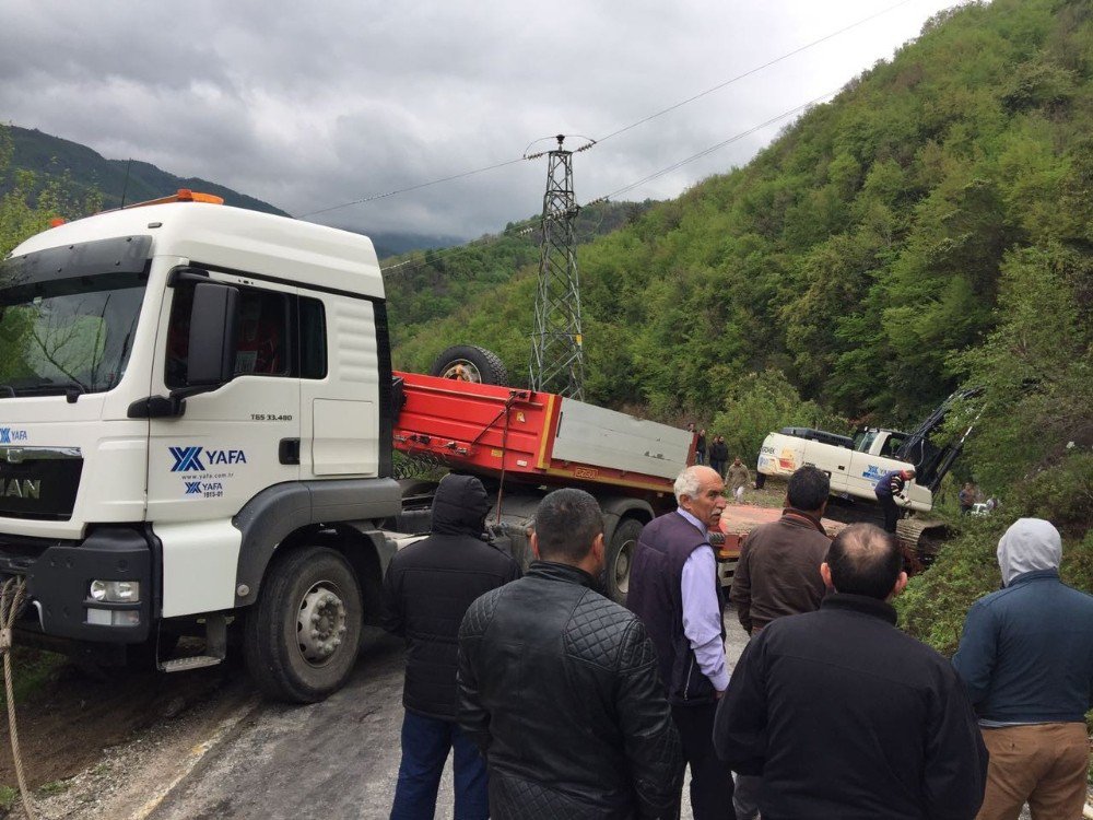 Şarampole Kayan Tır, Yolu Ulaşıma Kapattı