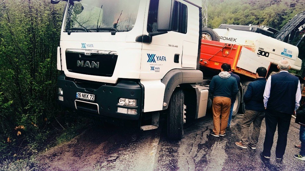 Şarampole Kayan Tır, Yolu Ulaşıma Kapattı