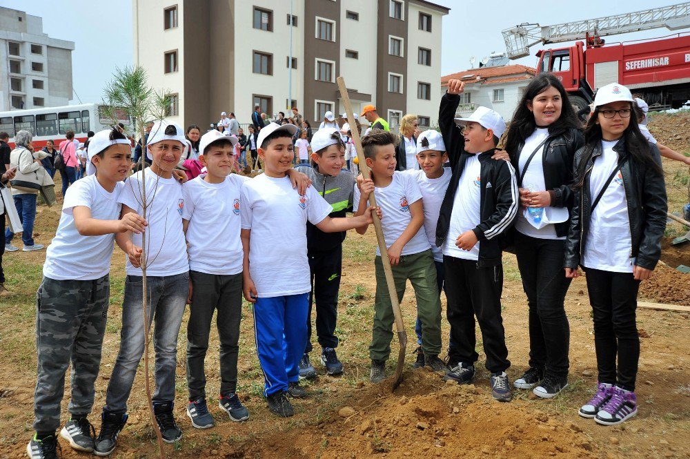 Ünlü Yönetmen Çağan Irmak Seferihisar’da Miniklerle Ağaç Dikti