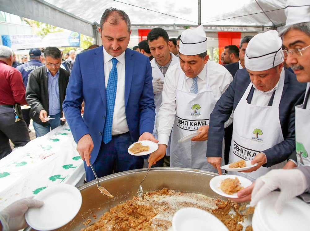 Şehitkamil Belediyesi Binlerce Kişiye Helva İkram Edildi