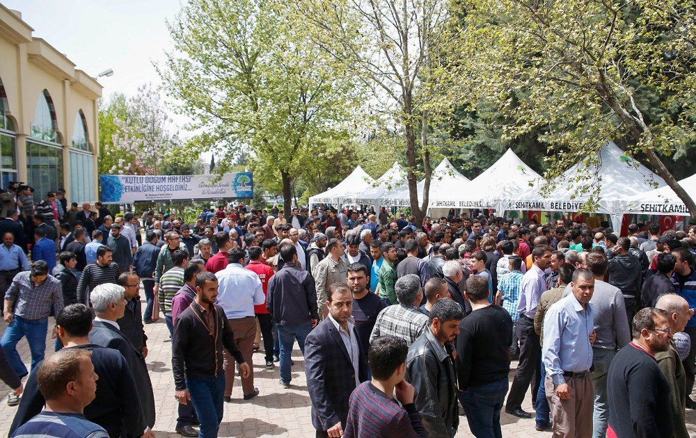 Şehitkamil Belediyesi Binlerce Kişiye Helva İkram Edildi