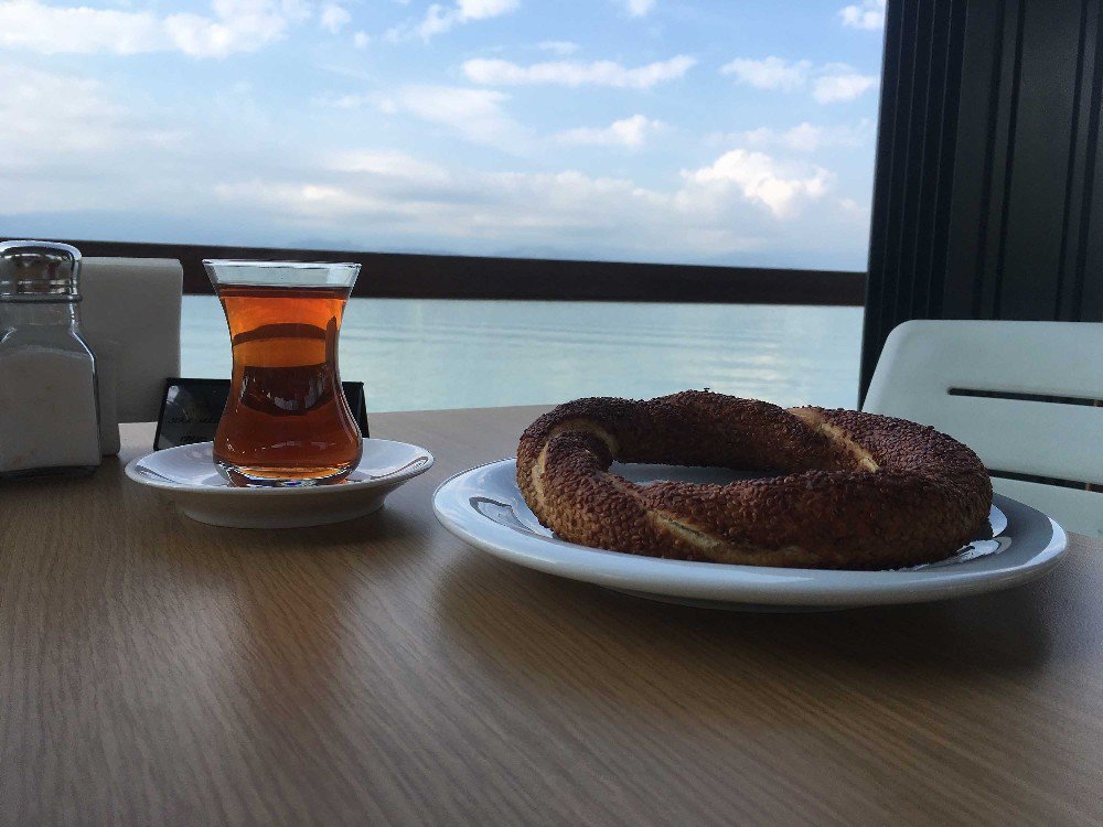 Körfez Manzarasında Çay-simit 1 Lira