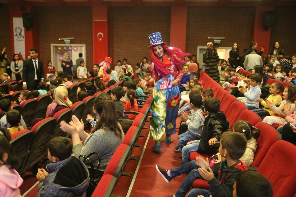 Silopi’de Anaokulu Öğrencilerine Yönelik Palyaço Gösterisi