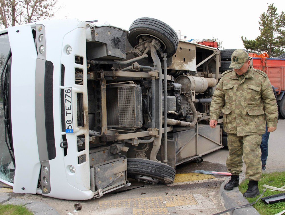 Sivas’ta Askeri Midibüs Devrildi