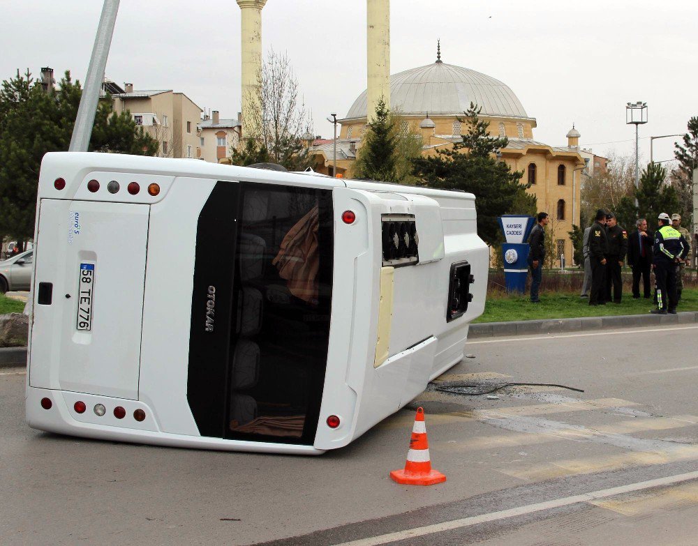 Sivas’ta Askeri Midibüs Devrildi