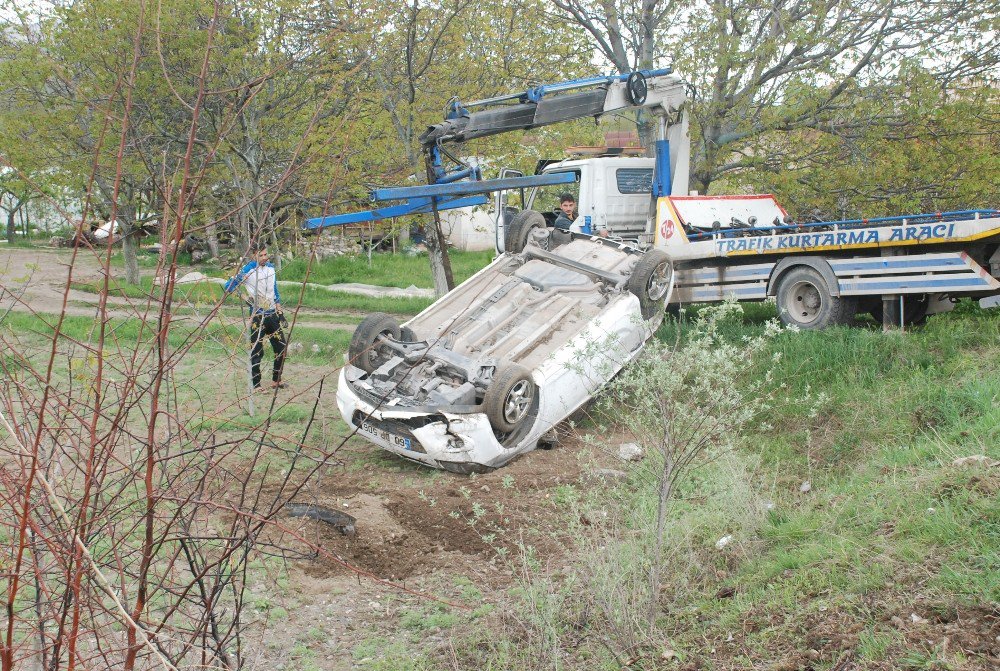 Tokat’ta Otomobil Tarlaya Uçtu: 1 Yaralı