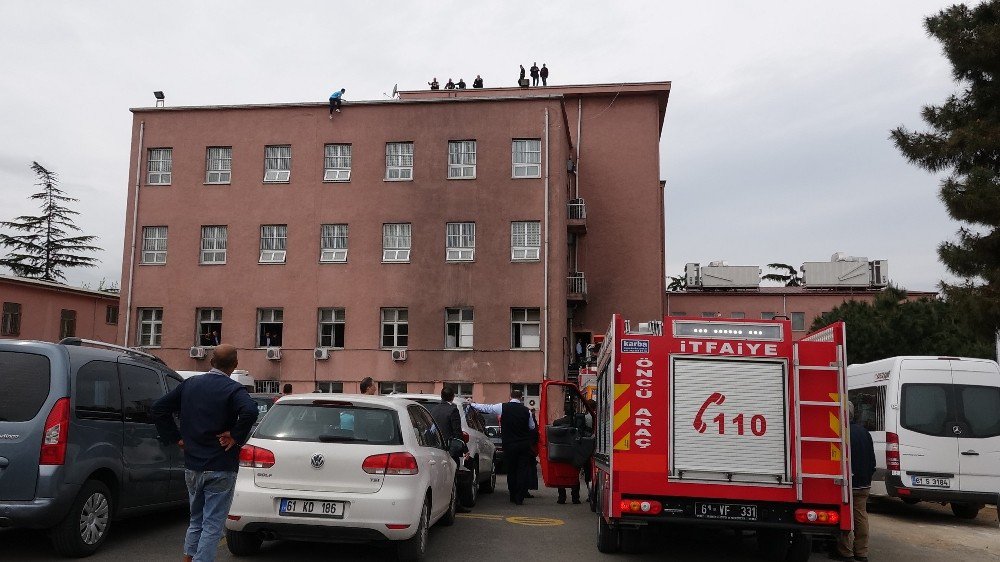 İntihar Etmek İçin Hastane Çatısına Çıkan Genci Polis Ve Hastane Çalışanları İkna Etti