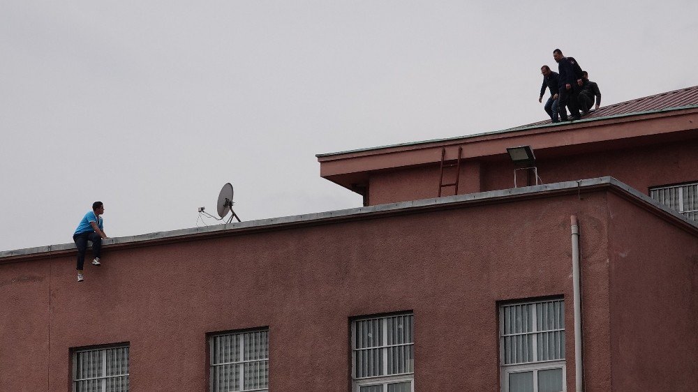 İntihar Etmek İçin Hastane Çatısına Çıkan Genci Polis Ve Hastane Çalışanları İkna Etti