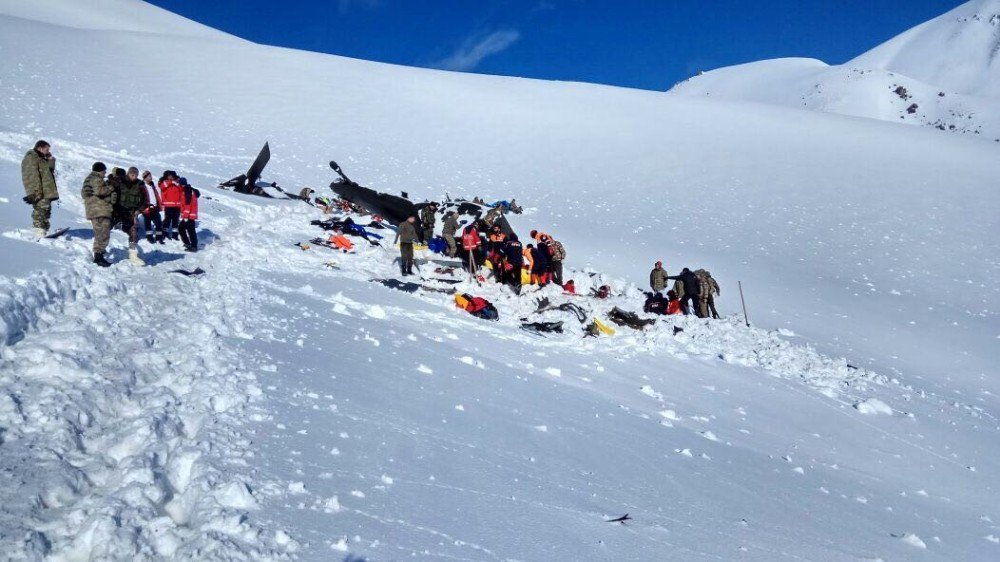 12 Şehit Verilen Helikopterin Enkazı Kaldırıldı