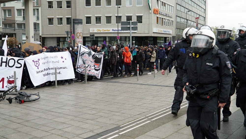 Aşırı Irkçı Afd’liler Köln’de Protesto Edildi